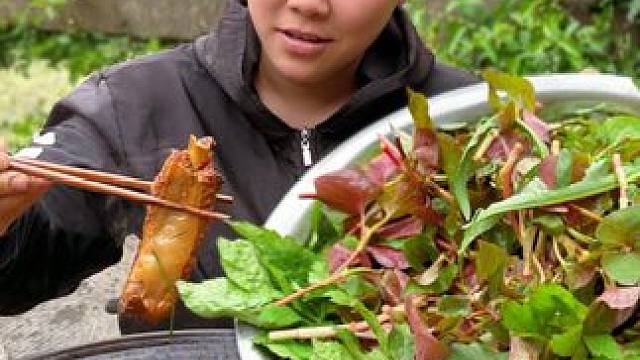 今天摘很多新鲜野菜，配着红烧排骨太好吃了 #美食 #野菜 #农村生活