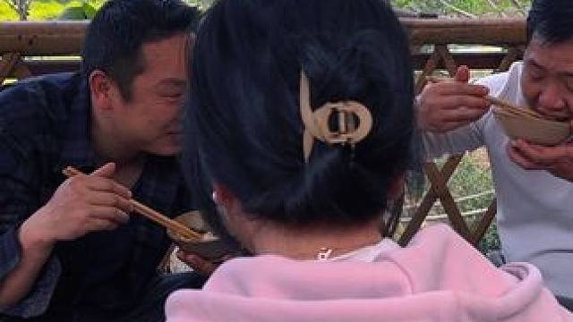 大哥长本事了，把姨姐带回来吃牛头，高兴的合不拢嘴！ #农村美食 #大山里的味道 #记录真实生活 #大