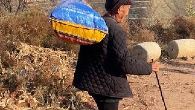 小山村天黑就睡，天不亮就起，不熬夜，没有失眠烦恼，没有任何娱乐聚会，钻到暖暖的被窝睡个安稳觉，简简单