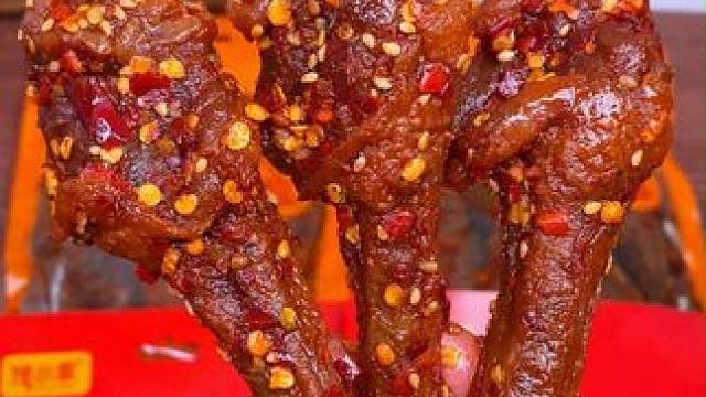 还是湖南人做的辣卤零食好吃，就这个馋小乖家的爆辣鸭小腿，是真的辣也是真的好吃#好吃到停不下来 #追剧