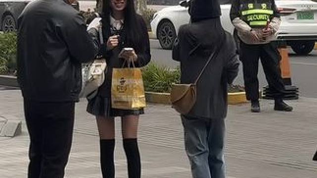 挑战搭讪陌生美女做自己女朋友#赞歌情感自由 #赞歌搭讪 #搭讪技巧