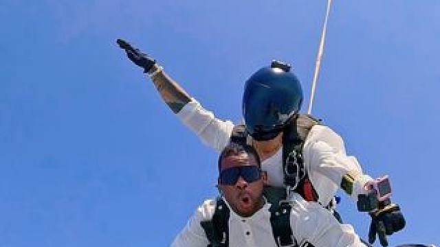 这是你想要的自由吗？#放飞心情放飞自我 #自由自在简简单单 #三亚 #跳伞 #老外真会玩