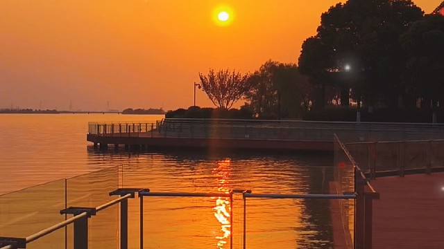 捕捉一组夕阳限定浪漫——波光把落日揉碎，风推着云漫游，而我站在时光的镜头里，签收这满屏的温柔黄昏。
