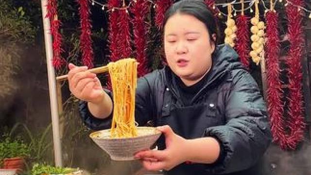 你试过面加折耳根吗？真的香惨了！#妈呀太香了 #重庆美食 #重庆小面 #嘎嘎好吃 #调料