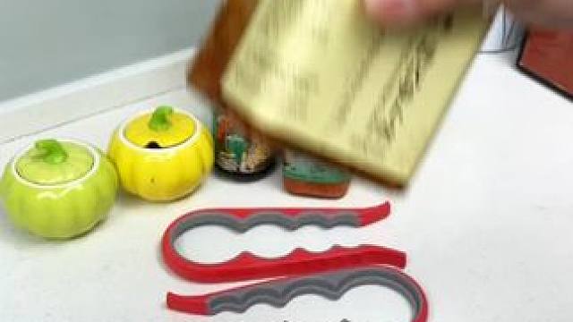 挡油板 经常做饭的，在厨房炒菜时，油炸东西时，可以放一个挡油板挡一下，这样就不会溅到墙壁到处都是油渍