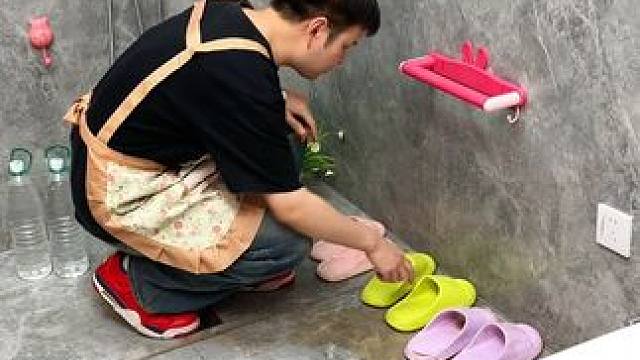 可伸缩拖鞋架 可伸缩拖鞋架，凉鞋拖鞋用它收纳不占空间，还是个 #可伸缩毛巾架，卫生间干净整洁多了 #