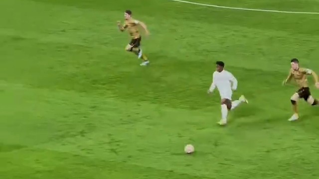 小牛犊恩德里克接维尼修斯直塞挑射破门