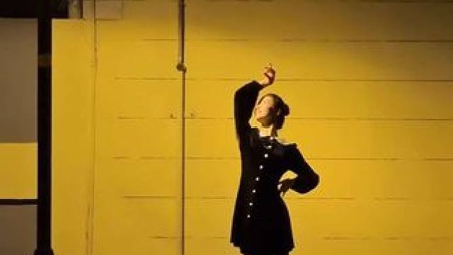 傍晚的街灯点亮城市的小巷 《青花瓷》 #青花瓷舞蹈 #颐和路 #户外舞蹈 #南京