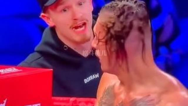 拳击比赛中的神奇操作……