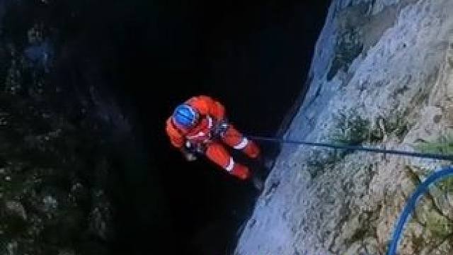 传说冲入一支迎亲队伍的天坑，坑底还有痕迹吗？#户外阿志 #内容启发搜索 #户外