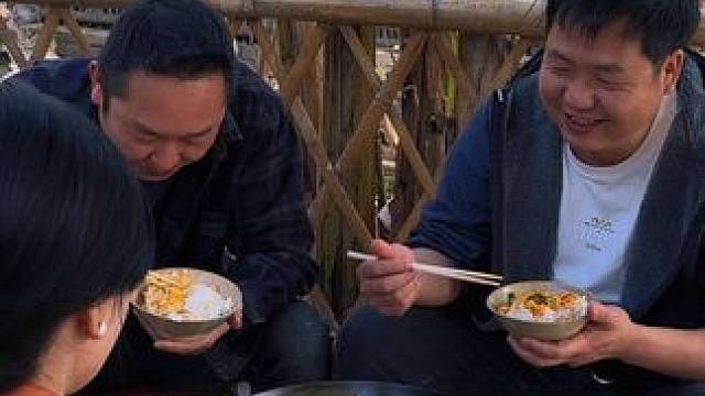 大哥买来姨姐爱吃的鱼籽，这段感情你们会支持吗？ #大山里的味道 #农村美食 #人间烟火 #我的乡村生