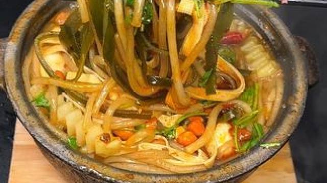 下班回家几分钟就可以搞定这个麻麻辣辣的老式砂锅麻辣烫，简单好吃#砂锅麻辣烫