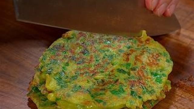 韭菜鸡蛋饼 春天的韭菜新鲜，今天用它给家人做了韭菜鸡蛋饼，柔软劲道，营养又好吃#妈呀太香了 #好吃到