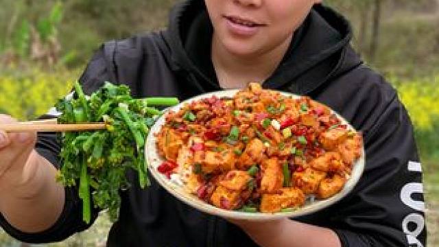 今天做个香辣豆腐，配着白菜苔非常下饭 #美食 #下饭菜 #农村生活
