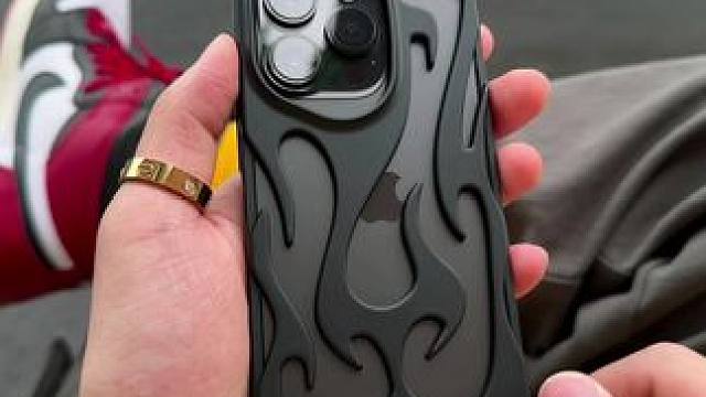 这镂空火焰手机壳真的太帅了，第一眼就喜欢上了，巨散热！  #这个手机壳真的长在我心巴上了 #太酷了 