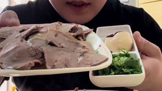 #就问你们馋不馋就完了 #这一口简直香迷糊了 #大口吃肉的感觉太爽了 羊肉泡馍，加了分牛肉
