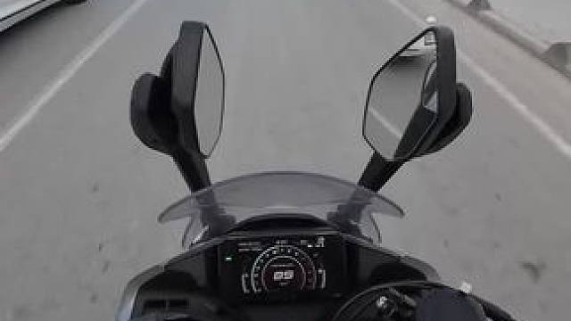 想换车了 所以这样做吗#机车 #专业动作请勿模仿 #国外视频分享