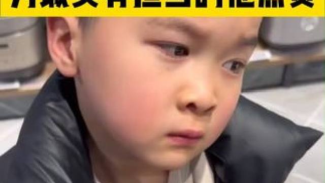 男孩无意打碎杯子执意要赔偿，为诚实有担当的孩子点赞。