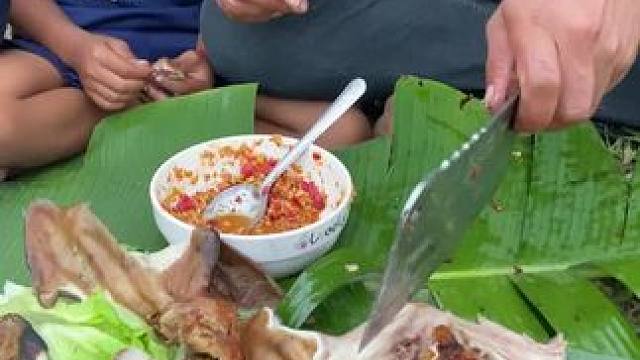 烤猪头 #舌尖上的味道 #东南亚美食 #把家乡的味道分享给大家 #爱生活爱美食 #农村美食记录生活