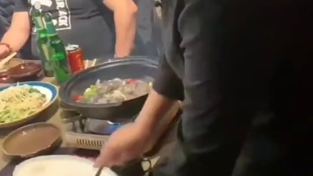 喂喂喂，味油肠，吃个火龙果，哎呀香，爷爷有个菊，烤个鸡翅，红红火火，俺的肠，大家请吃，我先解个手。