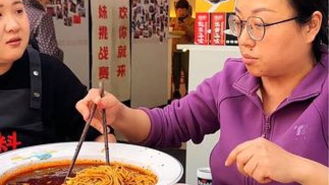 抱着宠物鸡来挑战的忠实粉丝姐姐给邻居品尝她挑战的奖品#重庆小面 #这一碗好过瘾 #妈呀太香了 #小面
