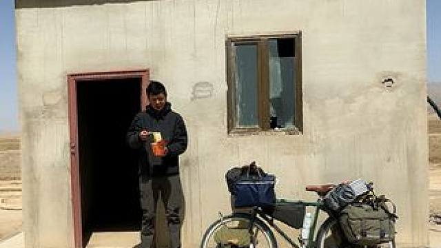 骑行青海，得知附近有狼出没，为了安全晚上水井房住一晚 #刘伟元的旅行 #长途骑行 #户外露营