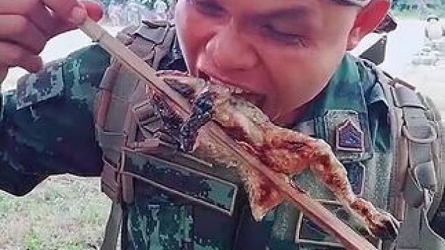 户外吃烤牛蛙 #美食 #泰国美食 #户外美食 #内容启发搜索