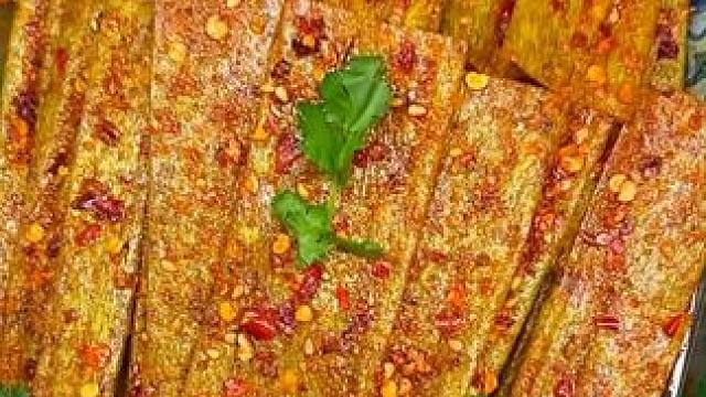 还没吃过这个香菜豆皮的宝子赶紧尝尝，香香辣辣的好吃到停不下来#零食推荐 #辣条 #香菜辣条