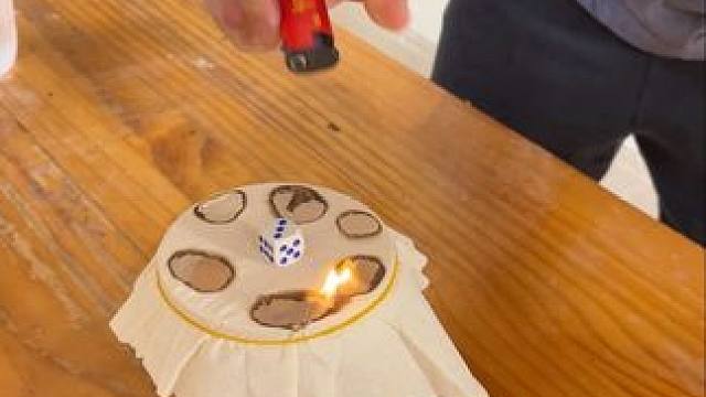 快叫你朋友来看烧骰子挑战2#哈哈哈哈哈哈我要笑死了 #搞笑 #整活 #男人之间的快乐 #管不饿