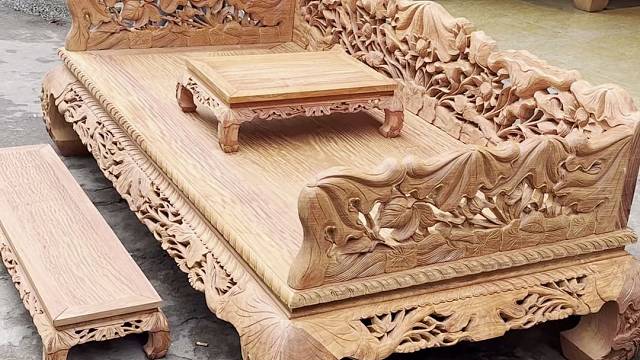 今天在越南看到一套雕刻满满的罗汉床，三围整料雕刻用料厚实！
