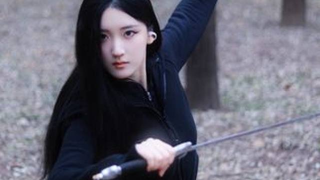 无人扶我青云志 我自踏雪至山巅 一地落叶路面不平，小酷一下
#又美又飒 #剑#舞剑 #仗剑走江湖 #