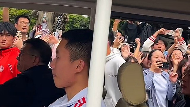 龙蟒枣校园行人气火爆，三人同坐一辆车，学生们一路追赶着