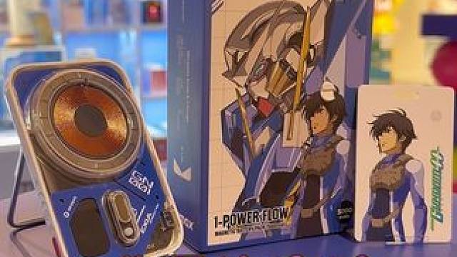 嫁给胶佬的体验就是 旅个游还得陪他去买周边！！
香港momax高达联名
#高达 #胶佬 #周边 #充