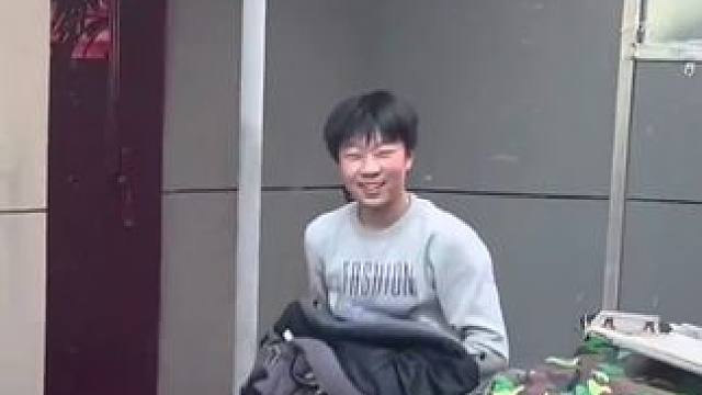 没有超人的披风，只有张开双臂的勇敢！ 他接住生命的那一刻，时间都为他暂停......