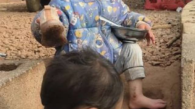 大双叫小双快吃饭，等一下吃完了。 #内容启发搜索 #农村娃