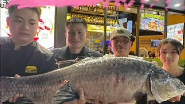 相互信任，交换美好！一尾爆护巨青，换来人间烟火笑容。你们觉得老板亏不亏...#钓鱼 #钓鱼就用云飞鱼