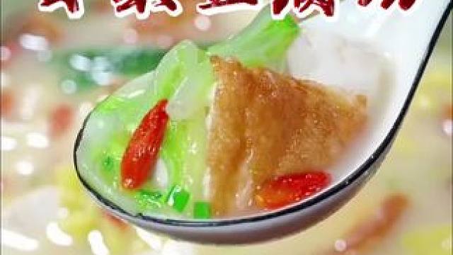 注意看，老话常说山珍海味一箩筐，不如喝碗白菜汤，现在天气干燥，特别容易上火，所以我每周都会给家人做几