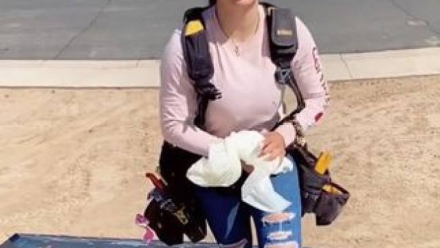 美国女工匠屋顶防水盖瓦片施工！ #女工匠 #技术活 #施工工艺 #屋顶防水 #神奇的闲鱼