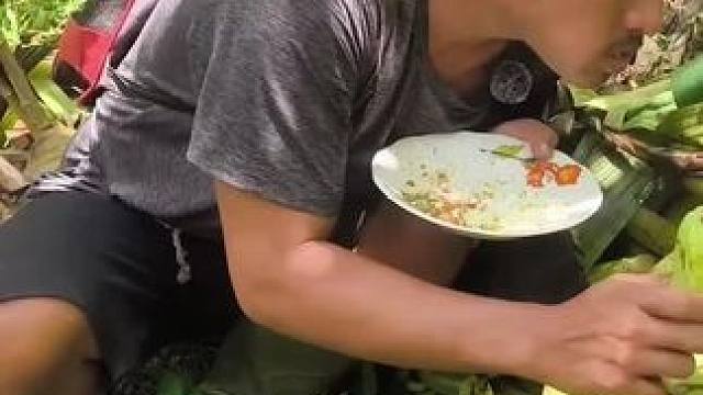 东南亚蔬菜哥吃香蕉 #朴实的山里人 #把家乡的味道分享给大家 #舌尖上的味道 #东南亚美食 #爱生活