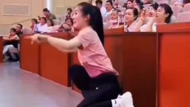 小朋友们台上表演，台下老师卖力指挥 #活力四
射 #舞台无处不在#活动现场#老师领舞有多可爱