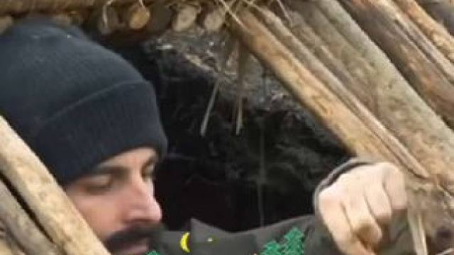 技术帖，搭建荒野庇护所主要是就地取材，木头石头泥土藤蔓芦苇有什么用什么，学起来，用得上#野外生存 #