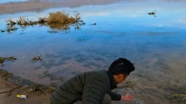 骑行青海，离开戈壁滩去赏湖景，不慎掉入沼泽地，搞得狼狈不堪 #刘伟元的旅行 #骑行青海