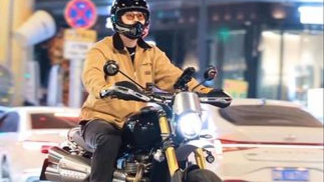 ️天气不错，日常遛下街～ #让骑行成为一种生活 #凯旋大攀爬 #摩友的日常 #日常溜车 #英伦凯旋