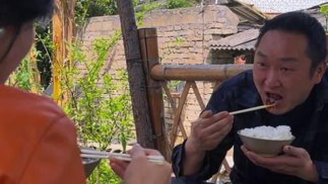 老二不在家，大哥下厨招待姨姐，两个人吃得笑哈哈！ #农村美食 #我的乡村生活 #大山里的味道 #新农