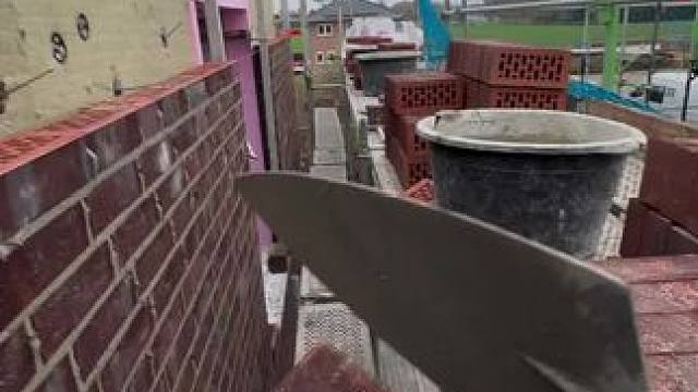 红砖砌墙手法。 #砌墙施工 #技术活 #第一视角 #解压视频 #砌墙