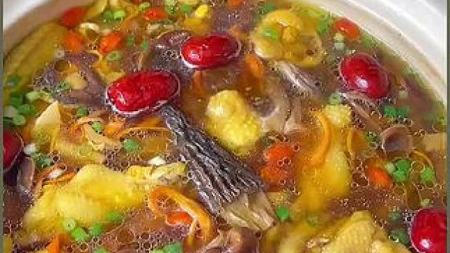 连喝5天都不腻的鸡肉菌菇汤，汤鲜味美，营养丰富，特别好喝！#每日分享 #大人小孩都爱吃 #汤鲜味美营