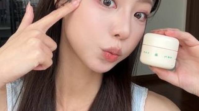 服帖细腻底妆的秘诀竟然是贴贴霜？ #底妆 #干皮底妆 #贴贴霜 #花间颂 #无暇底妆