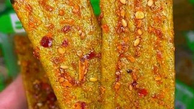 不得不说这个湖南平江做的香菜手撕豆皮辣条真的很好吃#香菜辣条 #辣条 #好吃到停不下来