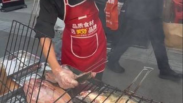为了这一口街头爆炒炭火烤鱼，我坐了一个小时地铁！ #给春天加一把柴米油盐 #为了这一口特意去吃 #吃