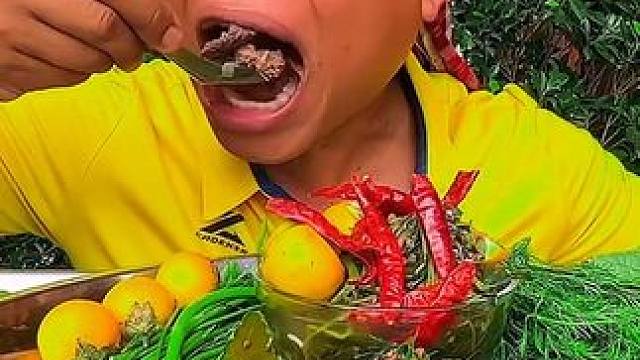 干辣椒️小番茄水煮牛胎盘 #美食 #泰国美食 #户外美食 #内容启发搜索